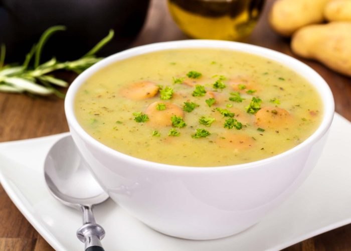 Hausgemachte Kartoffelsuppe mit Wiener Würstcen